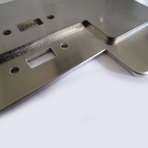 Precision stamping parts are polished and deburred